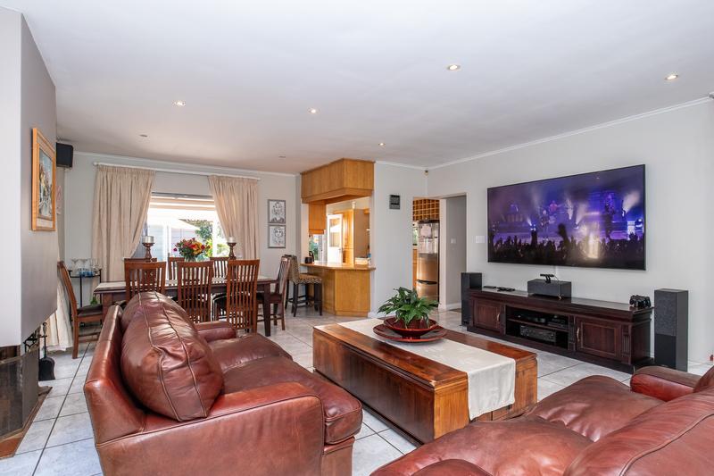 5 Bedroom Property for Sale in Meadowridge Western Cape